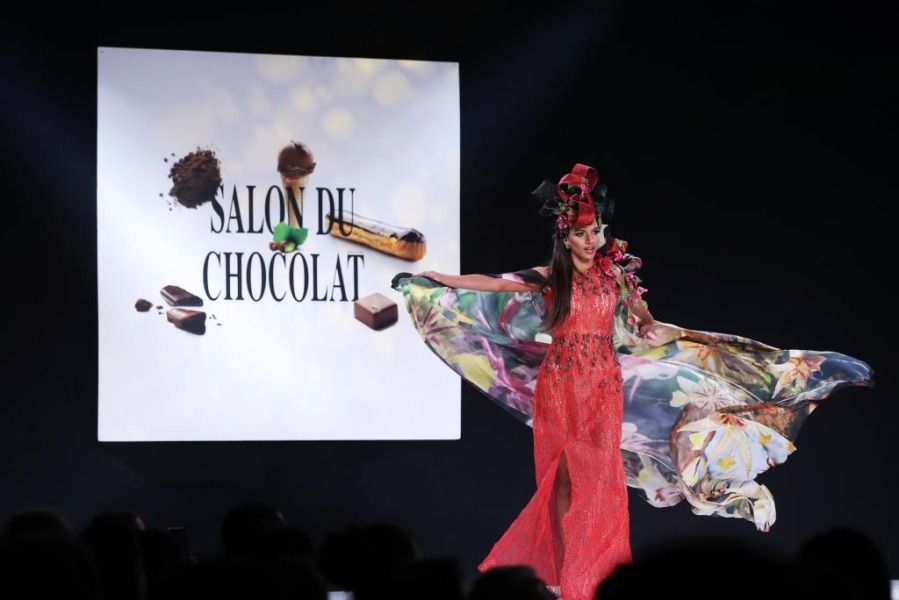 10月27日，在法国巴黎巧克力沙龙的启动晚会上，模特展示“巧克力服装”。新华社记者 高静 摄