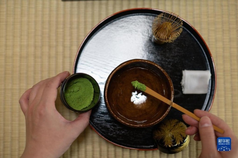 5月15日，在日本埼玉县入间市，茶道学生梁赟用茶勺将抹茶舀入茶碗中。新华社发（孙佳林摄）