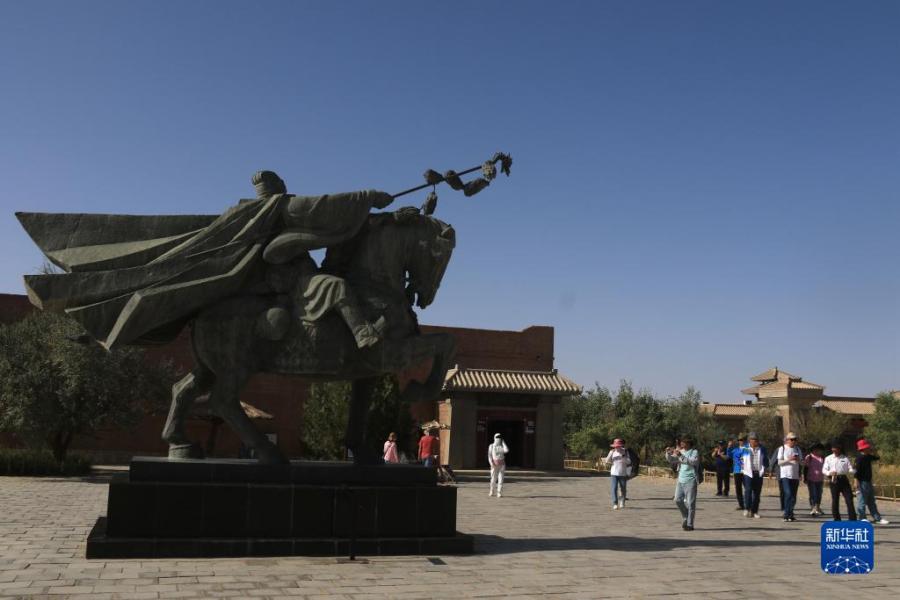 9月11日，游客在甘肃省敦煌市阳关景区中的博物馆里参观。