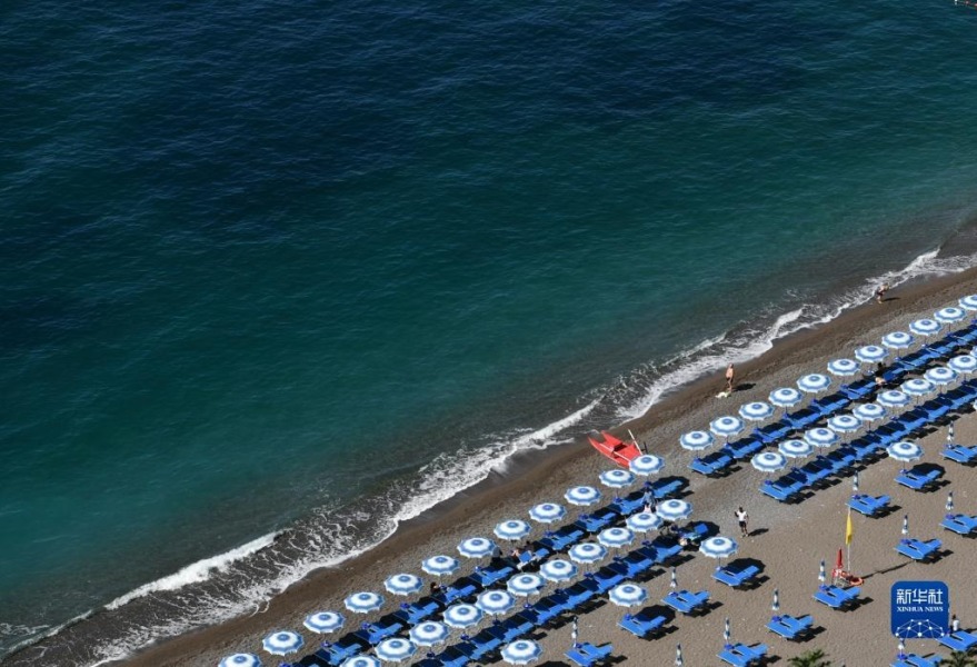5月4日，游客在意大利阿玛尔菲海边休闲。新华社记者 金马梦妮 摄