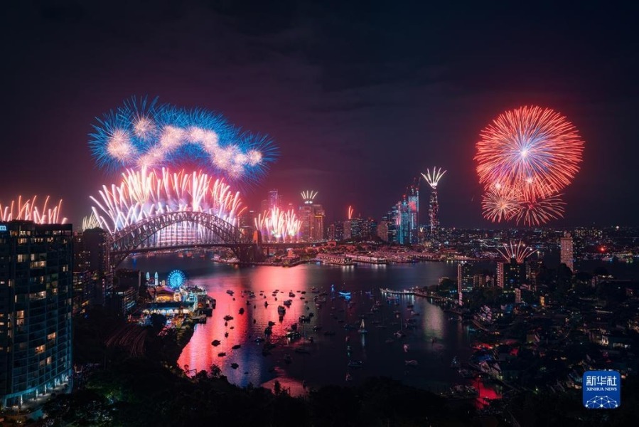 这是2023年1月1日在澳大利亚悉尼港拍摄的新年烟花。新华社发 （悉尼市政府供图）