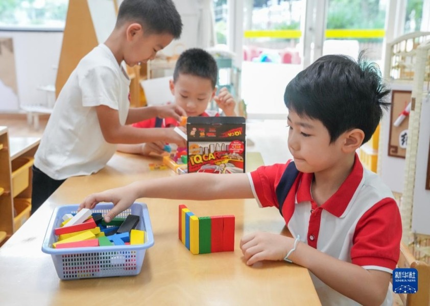 9月1日，在上海市徐汇区科技幼儿园，孩子们在教室内玩玩具。