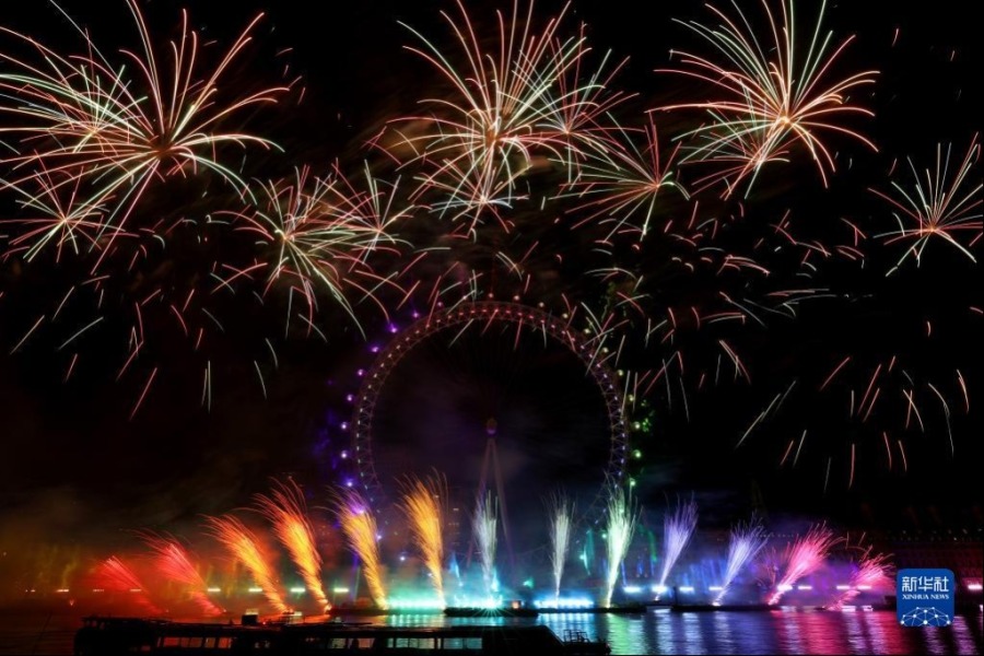 这是2023年1月1日在英国伦敦拍摄的新年烟花。新华社记者 李颖 摄