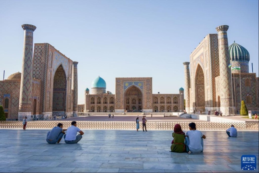 9月3日，人们在乌兹别克斯坦撒马尔罕市列吉斯坦广场游览。新华社发