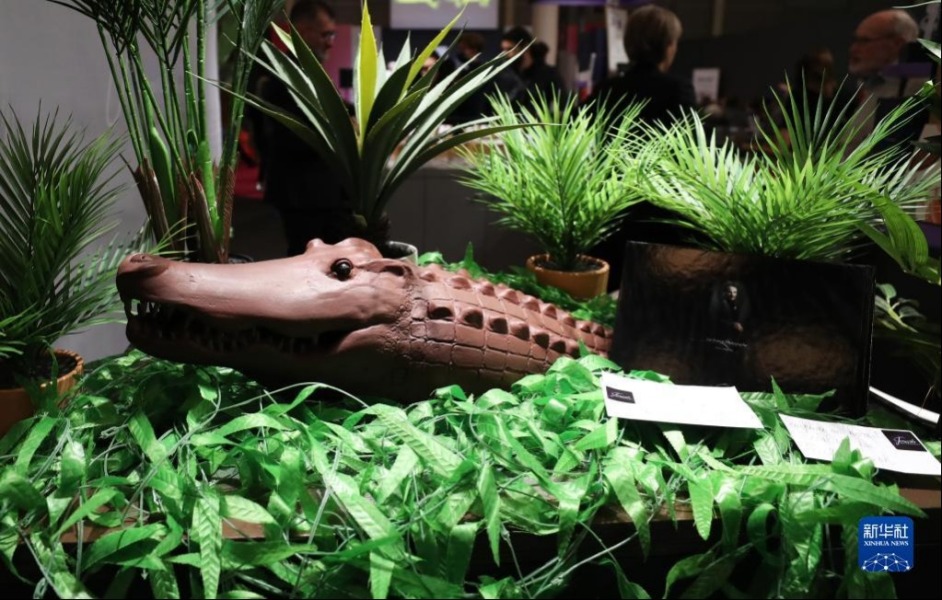 10月31日在法国巴黎巧克力沙龙上拍摄的巧克力鳄鱼。新华社记者 高静 摄