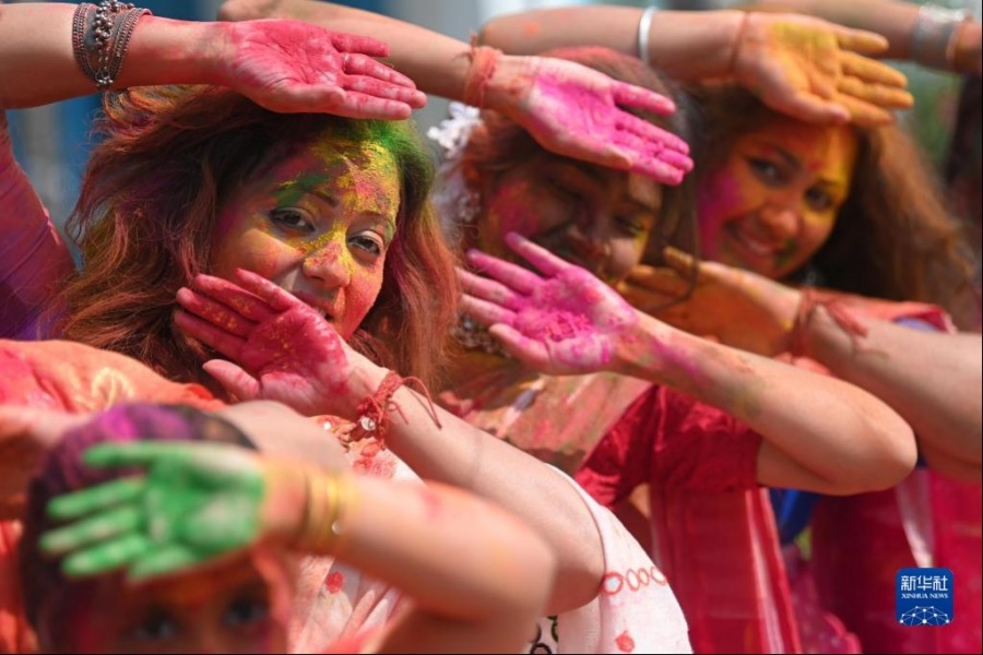 3月6日，人们在印度阿加尔塔拉参加洒红节庆祝活动。新华社发