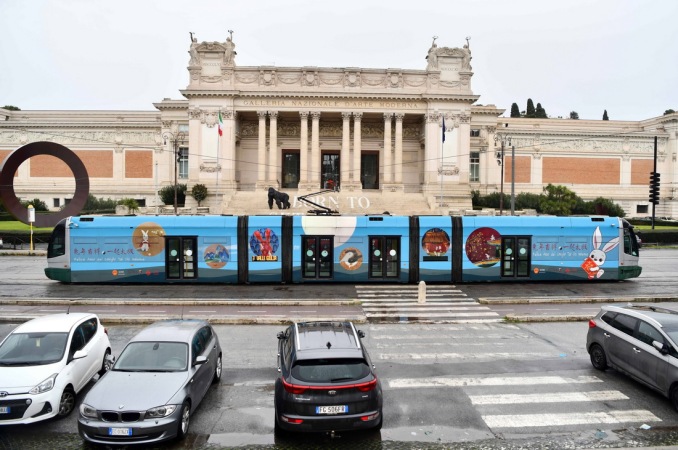1月17日，兔年春节主题电车驶过意大利罗马的国立现代艺术美术馆。