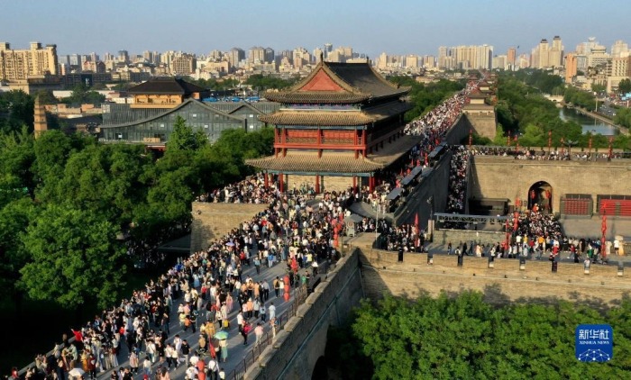 游客在西安城墙参观游览（4月30日摄，无人机照片）。新华社记者 刘潇 摄