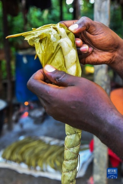 11月16日，在喀麦隆南部大区曼贡市一村庄，一名妇女制作木薯棒。新华社发（科普索摄）