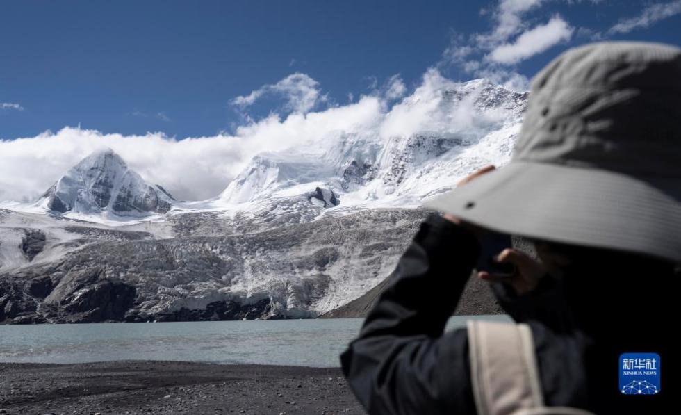 游客在拍摄萨普雪山（9月7日摄）。