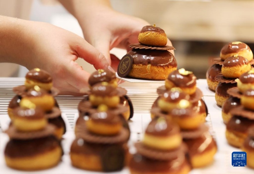 10月31日，工作人员在法国巴黎巧克力沙龙上展示巧克力甜点。新华社记者 高静 摄