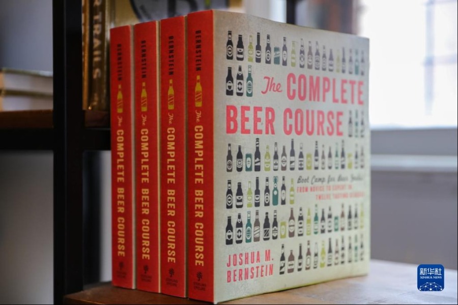 这是5月13日在比利时布鲁日的“啤酒体验”博物馆商店拍摄的文创产品——名为《完全啤酒课堂》的书籍。新华社记者 郑焕松 摄