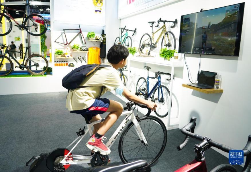 4月13日，参观者在体验国产智能功率骑行台。新华社记者 樊雨晴 摄