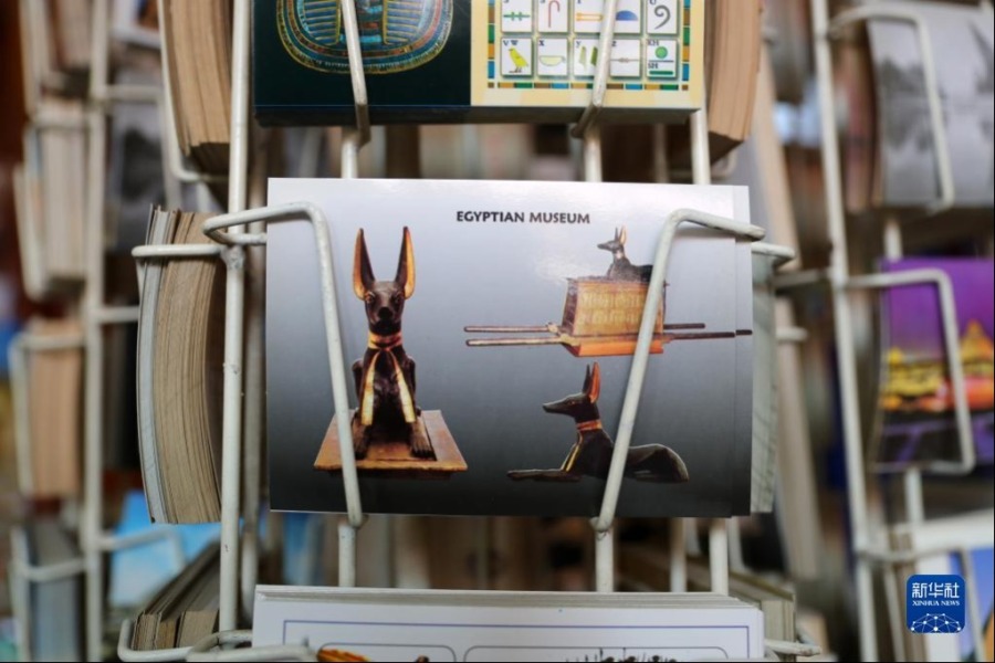 这是5月14日在位于埃及开罗的埃及博物馆纪念品店拍摄的以图坦卡蒙墓中出土的“阿努比斯”雕像为主题的明信片。新华社记者 隋先凯 摄