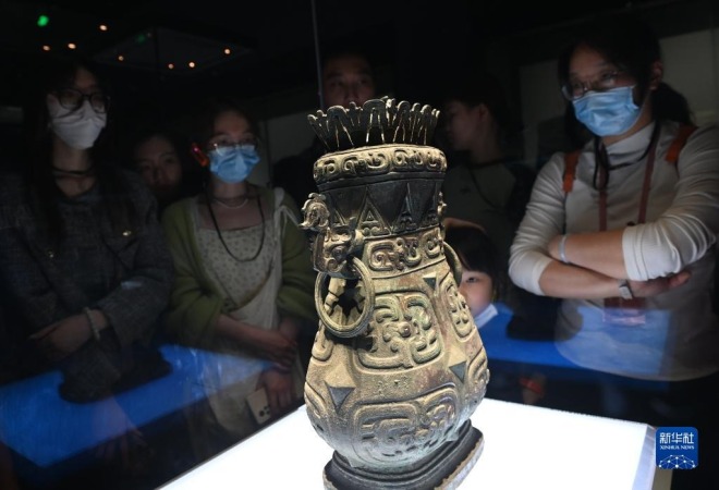 5月11日，游客在陕西历史博物馆参观馆藏西周文物梁其壶。新华社记者 李一博 摄