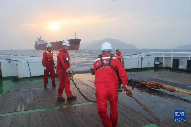 外籍货船在南海突发故障，我国专业救助船出动成功救助21人