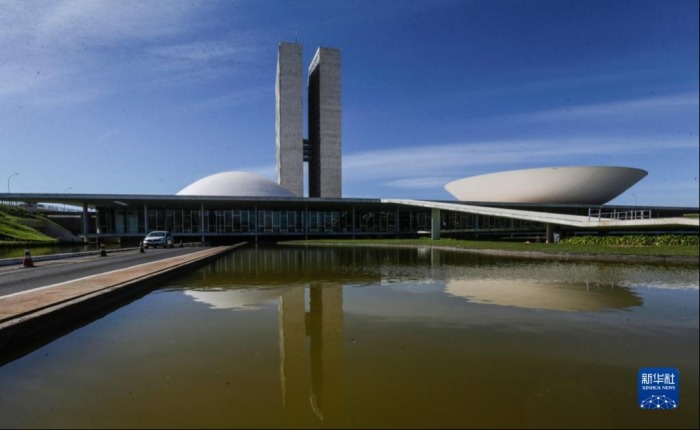 这是5月22日在巴西首都巴西利亚拍摄的巴西国会大厦。新华社发（卢西奥·塔沃拉 摄）