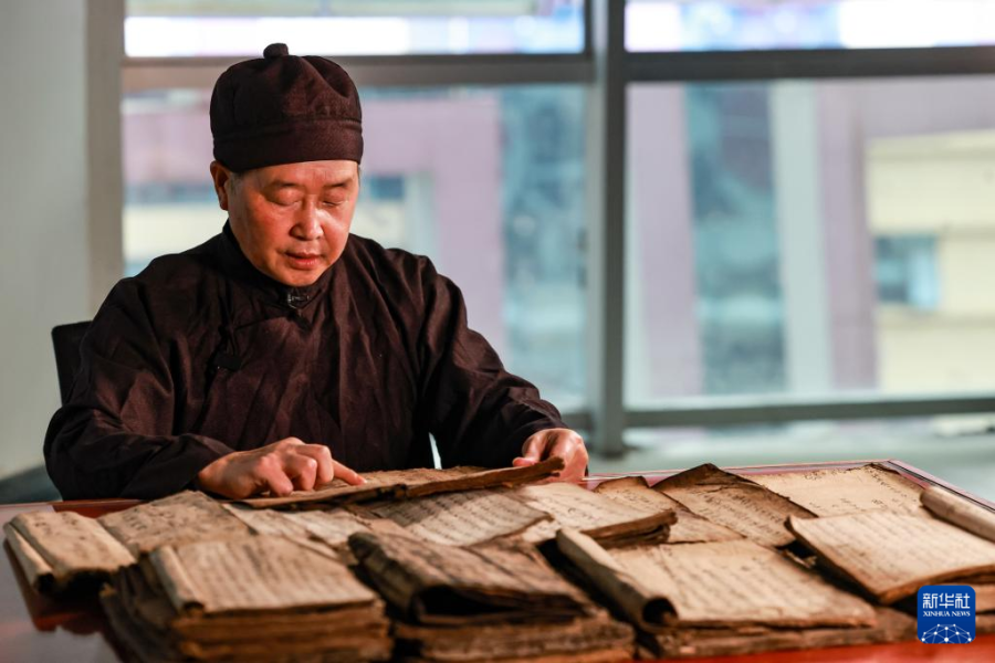 3月8日，水书先生姚覃军在阅读水书文献。
